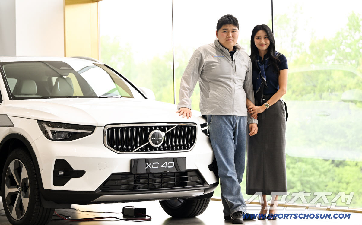 배우 오윤아와 '신입사원' 아들 송민이 21일 볼보 코오롱오토모티브 송파전시장 차량 앞에서 기념사진을 찍고 있다. 송파=박재만 기자 pjm@sportschosun.com