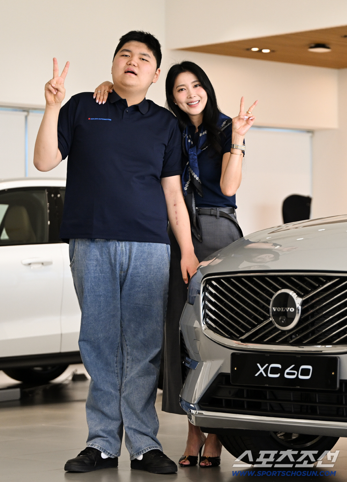 배우 오윤아와 '신입사원' 아들 송민이 21일 볼보 코오롱오토모티브 송파전시장 차량 앞에서 환한 표정으로 V포즈를 취했다. 송파=박재만 기자 pjm@sportschosun.com