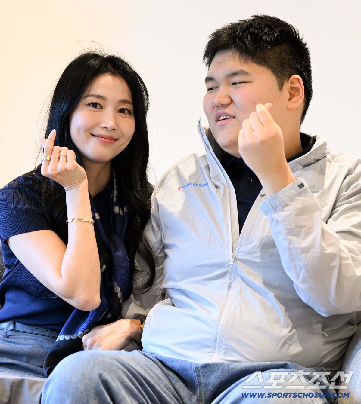 "오늘 우리 아들 컨디션이 엄청 좋아요." 배우 오윤아와 코오롱오토모티브 장애인수영팀에 '취직'한 아들 송민군이 21일 볼보 코오롱오토모티브 송파전시장에서 하트 포즈를 취하며 미소를 짓고 있다. 송파=박재만 기자 pjm@sportschosun.com