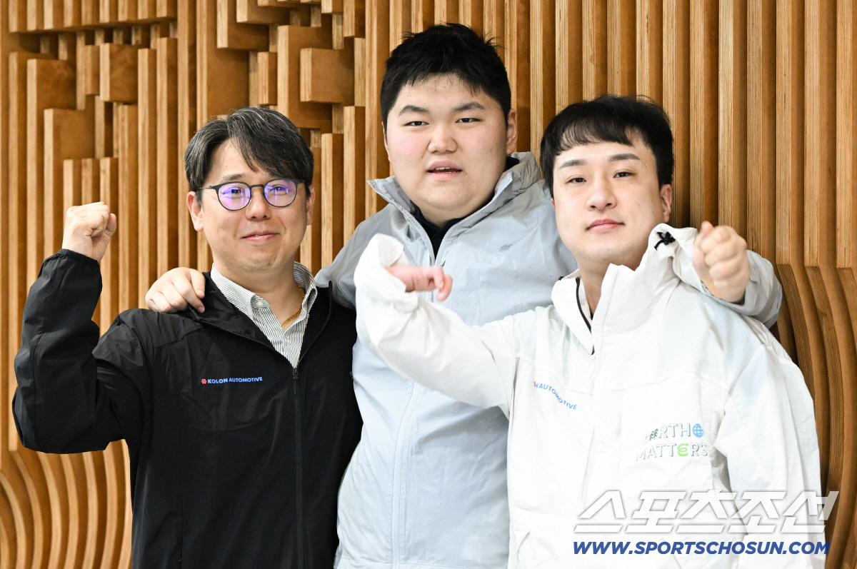 '배우 오윤아 아들' 송민군이 21일 코오롱오토모티브 장애인수영팀 입단 인터뷰 후 파이팅을 외치고 있다. 왼쪽부터 이도기 코오롱오토모티브 경영지원실장, 송민군, 이강 코치. 송파=박재만 기자 pjm@sportschosun.com