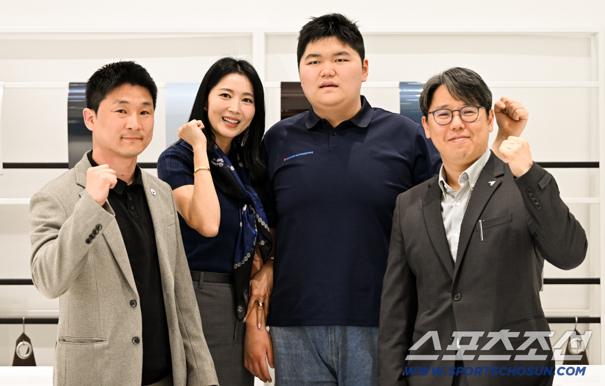 '배우 오윤아 아들' 송민이 21일 코오롱오토모티브 장애인수영팀 입단 인터뷰 후 파이팅을 외치고 있다. 왼쪽부터 김정길 서울시장애인체육회 경영지원부장, 오윤아, 송민, 이도기 코오롱오토모티브 경영지원실장. 송파=박재만 기자 pjm@sportschosun.com/