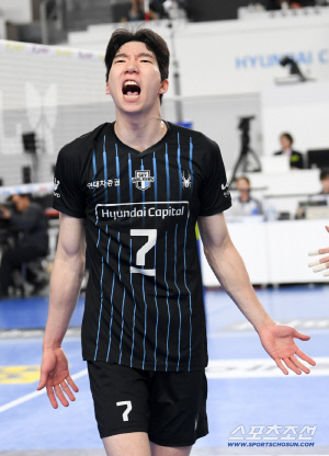 '역대 최고' 13억 금자탑 새겼다! 주인공 허수봉 → '최소 2팀' 사실상 공개 러브콜에도 지킨 의리…치열했던 남자배구 FA 시장 [SC비하인드]