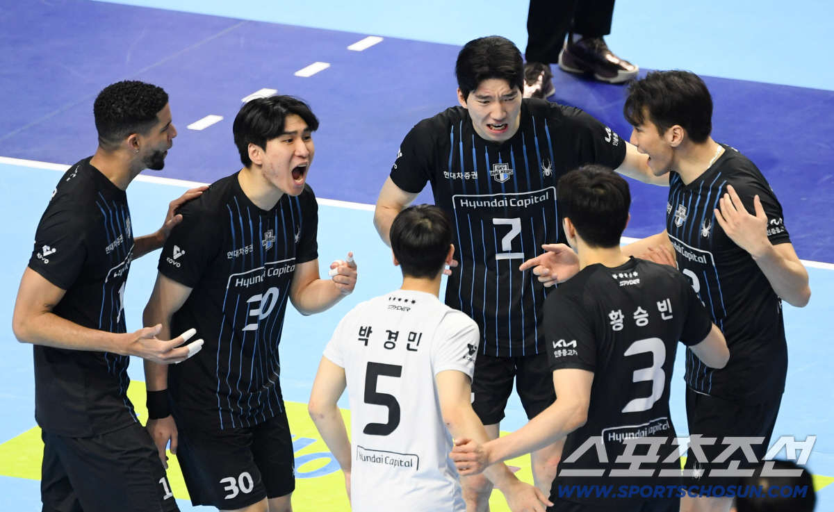 2일 인천 계양체육관에서 열린 V리그 남자부 챔피언결정전 대한항공과 현대캐피탈의 경기. 현대캐피탈 레오, 신호진, 허수봉이 득점 후 환호하고 있다. 인천=박재만 기자 pjm@sportschosun.com/2026.04.02/