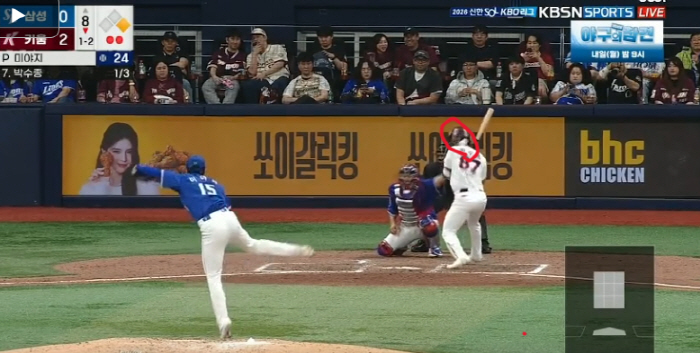 박수종의 사구 장면. 미야지의 공이 타자의 등을 맞고 굴절돼 머리를 맞고 있다. 출처=KBSN중계화면