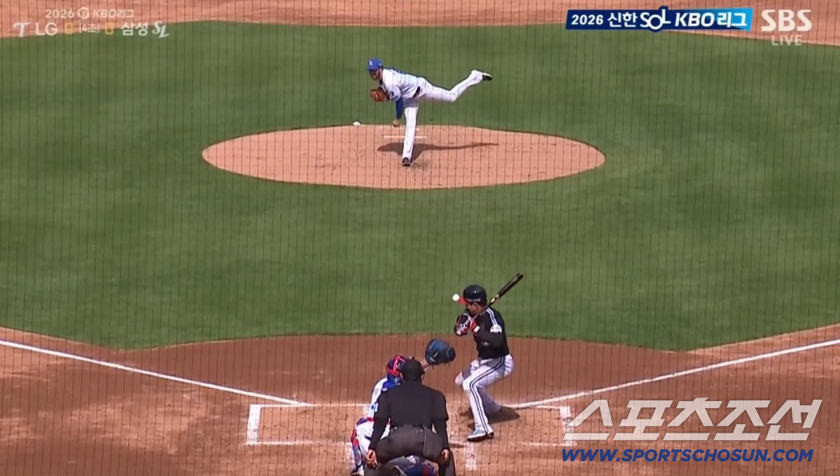 LG 트윈스 오지환이 4회초 삼성 선발 오러클린의 직구가 머리쪽으로 오자 피했으나 헬멧에 맞았다. SBS 중계방송 화면 캡쳐