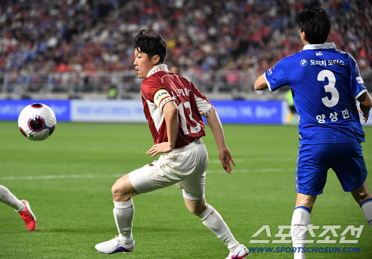 19일 수원 월드컵경기장에서 OGFC와 수원삼성의 레전드 매치가 열렸다. 돌파를 시도하고 있는 박지성. 수원=송정헌 기자 songs@sportschosun.com/2026.04.19/