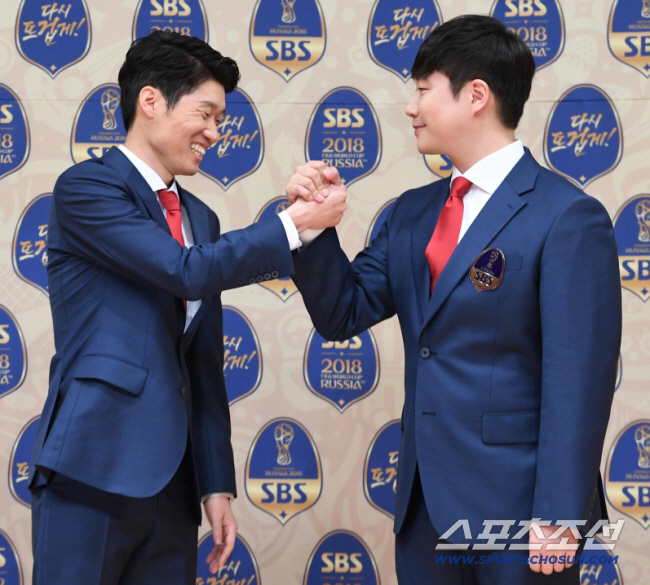 2018 러시아월드컵 중계를 맡은 SBS 박지성 해설위원과 배성재 아나운서의 기자간담회가 16일 오후 서울 SBS 사옥에서 열렸다. 박지성 해설위원과 배성재 아나운서가 악수를 하고 있다. 정재근 기자 cjg@sportschosun.com/2018.05.16/