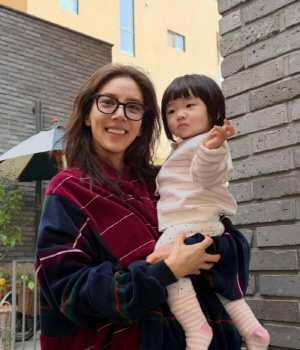 손담비, '5개월 딸에 450만원 영어책' 조기교육 논란..."호불호 컸다" 인정