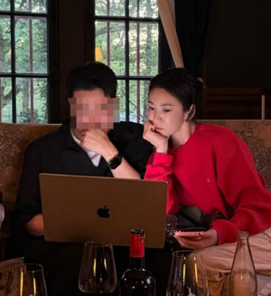 "고마워♥" 송혜교, 남사친에 기대어 '다정한 스킨십' 포착...훈훈한 SNS 댓글까지