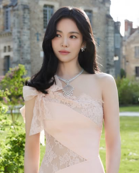 "고마워♥" 송혜교, 남사친에 기대어 '다정한 스킨십' 포착...훈훈한 SNS 댓글까지