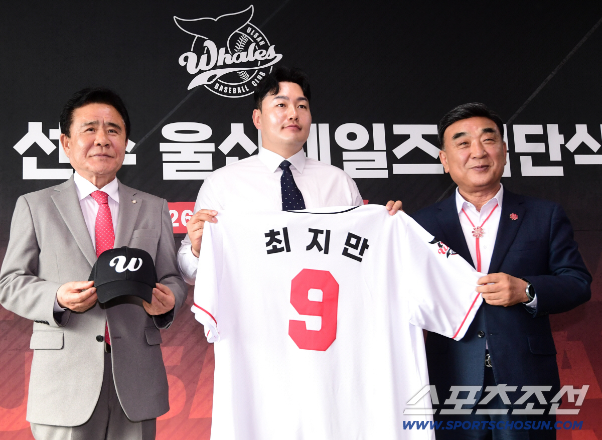 27일 울산 문수야구장에서 최지만 울산 웨일즈 입단식이 열렸다. 울산 유니폼과 함께 포즈 취하는 최지만. 울산=송정헌 기자 songs@sportschosun.com/2026.04.27/