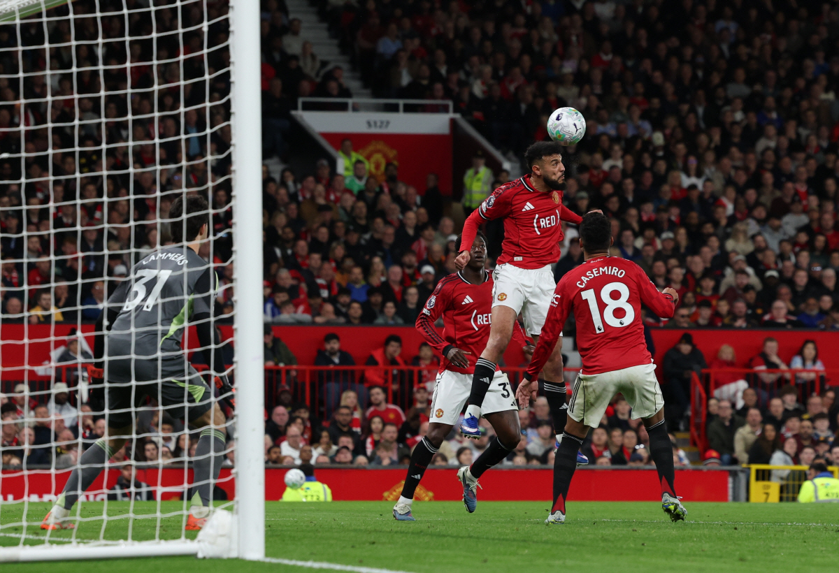 대반전! '캐릭볼' 맨유, UCL 확정까지 1승 남았다...'브페 19호 도움+세슈코 10호골' 브렌트포드에 2-1 승리[EPL 리뷰]