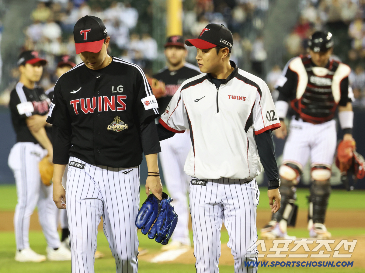 24일 잠실야구장에서 열린 LG와 두산의 경기. 9회 마운드에 올라 1아웃 잡고 통증을 호소하며 자진 강판한 LG 마무리 유영찬. 잠실=송정헌 기자 songs@sportschosun.com/2026.04.24/