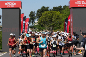 한라산 함께 달린 1000여 명의 트레일 러너…블랙야크 '트레일 런 제주 50K' 성료
