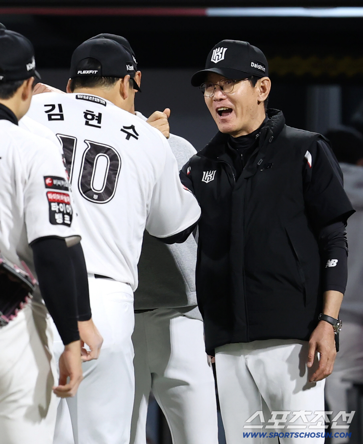 23일 수원 케이티위즈파크에서 열린 KT와 KIA의 경기. KT가 KIA에 승리했다. 경기 종료 후 승리의 기쁨을 나누고 있는 KT 김현수, 이강철 감독. 수원=송정헌 기자 songs@sportschosun.com/2026.04.23/