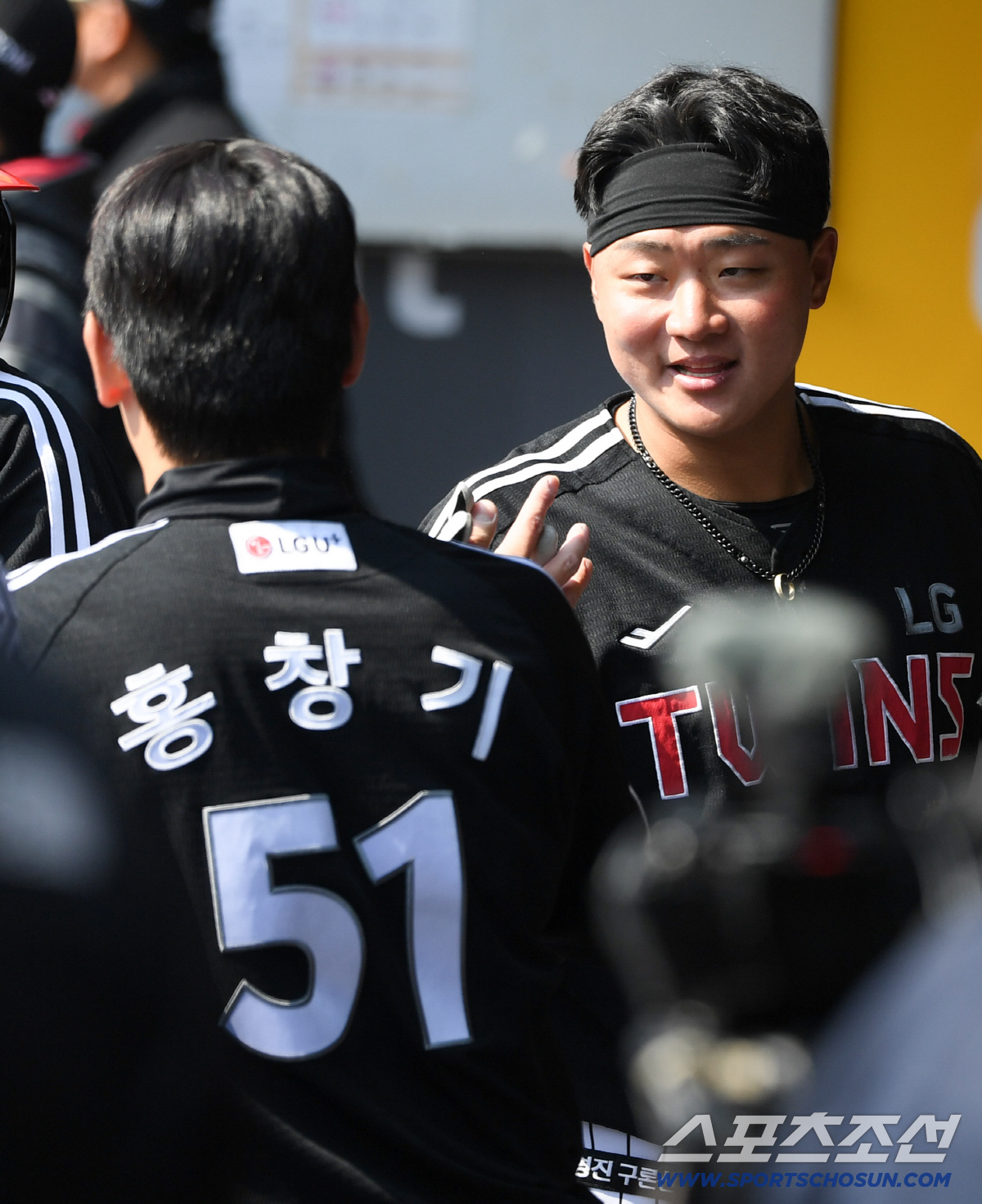 20일 인천SSG랜더스필드에서 열린 SSG 랜더스와 LG 트윈스의 시범경기. LG 홍창기가 득점한 이재원을 반기고 있다. 인천=박재만 기자 pjm@sportschosun.com/2026.03.20/