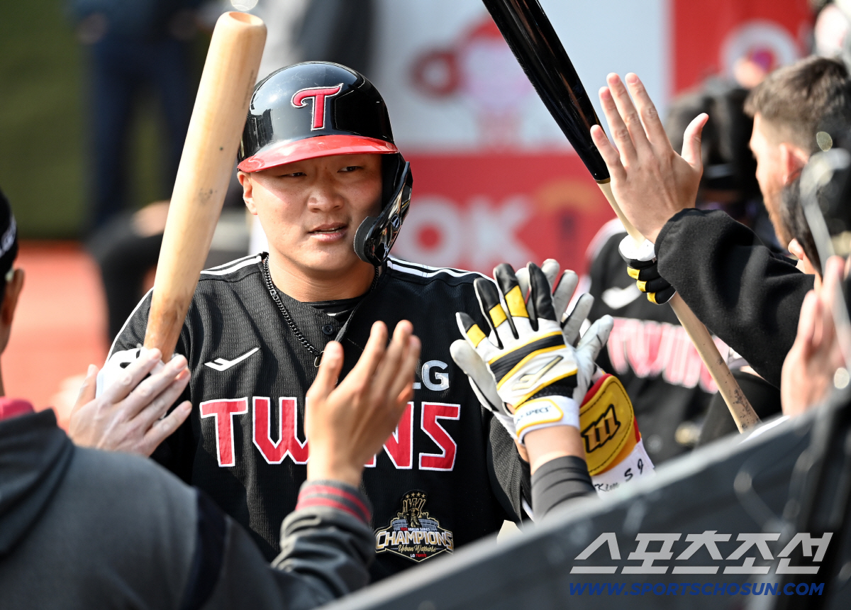 17일 수원KT위즈파크에서 열린 LG와 KT의 시범경기. 8회초 LG 이재원이 솔로홈런을 치고 기쁨을 나누고 있다. 수원=허상욱 기자 wook@sportschosun.com/2026.03.17/