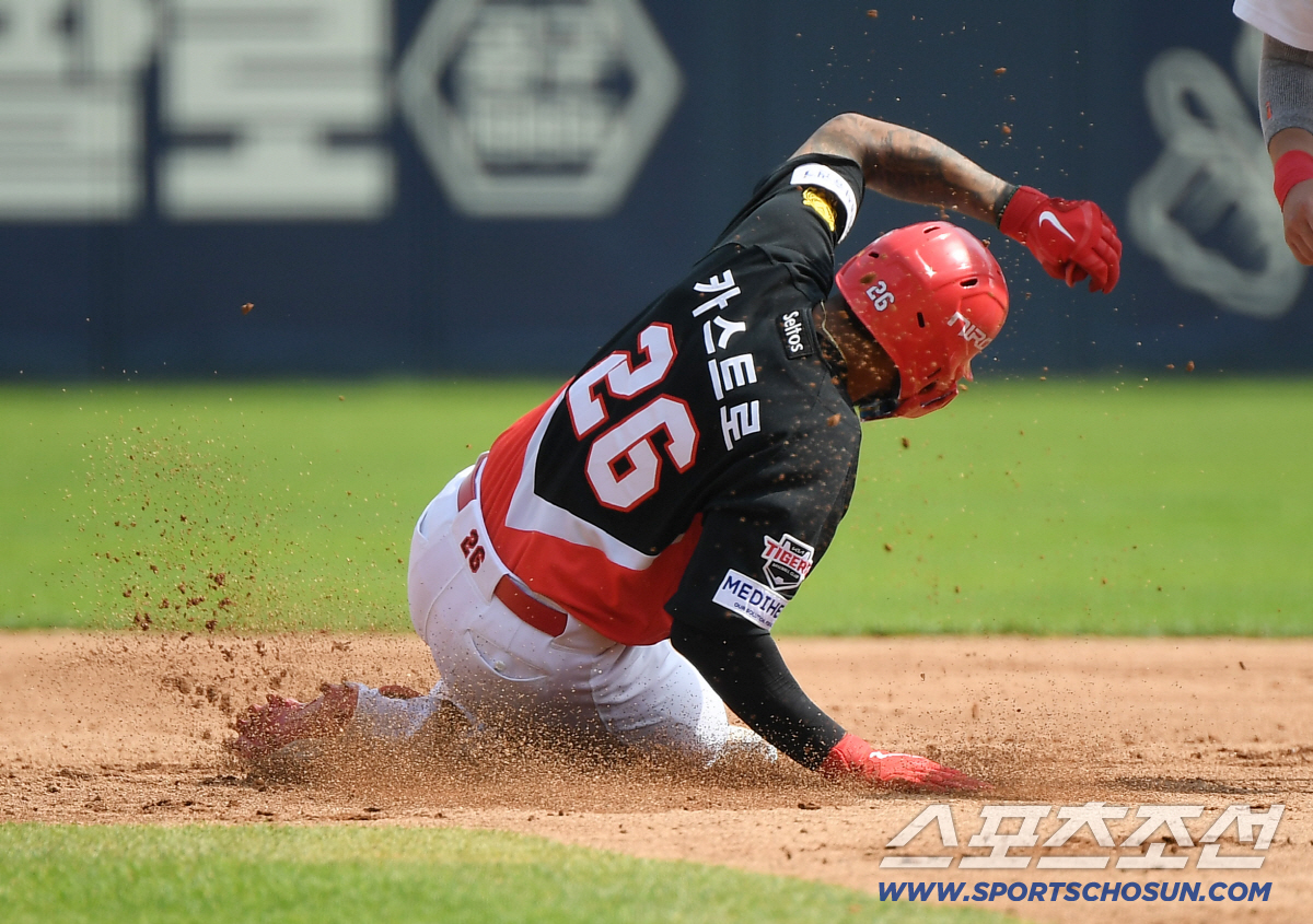 19일 서울 잠실구장에서 열린 KIA-두산전. 4회초 무사 카스트로가 2루타를 치고 있다. 잠실=정재근 기자 cjg@sportschosun.com/2026.4.19/
