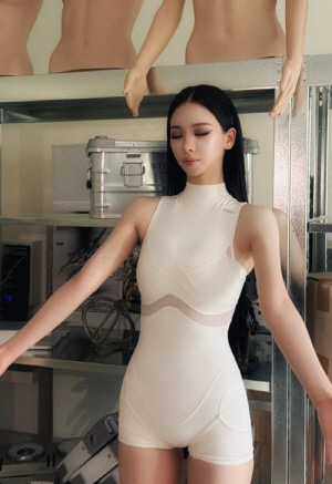 카리나, 마네킹과 '몸매 대결'서 압승..딱붙는 바디수트 완벽 소화