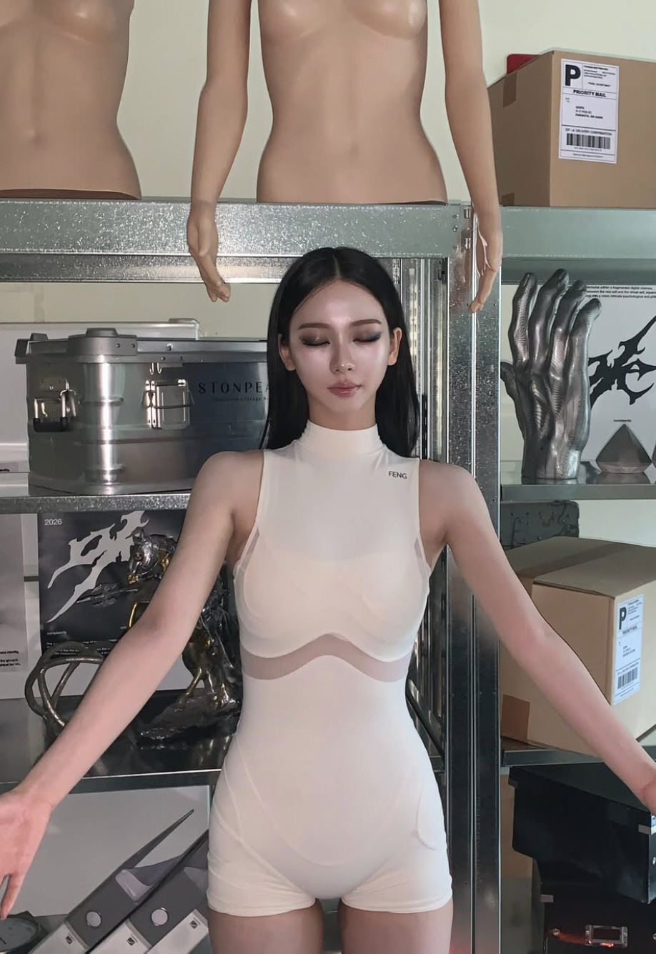 카리나, 마네킹과 '몸매 대결'서 압승..딱붙는 바디수트 완벽 소화