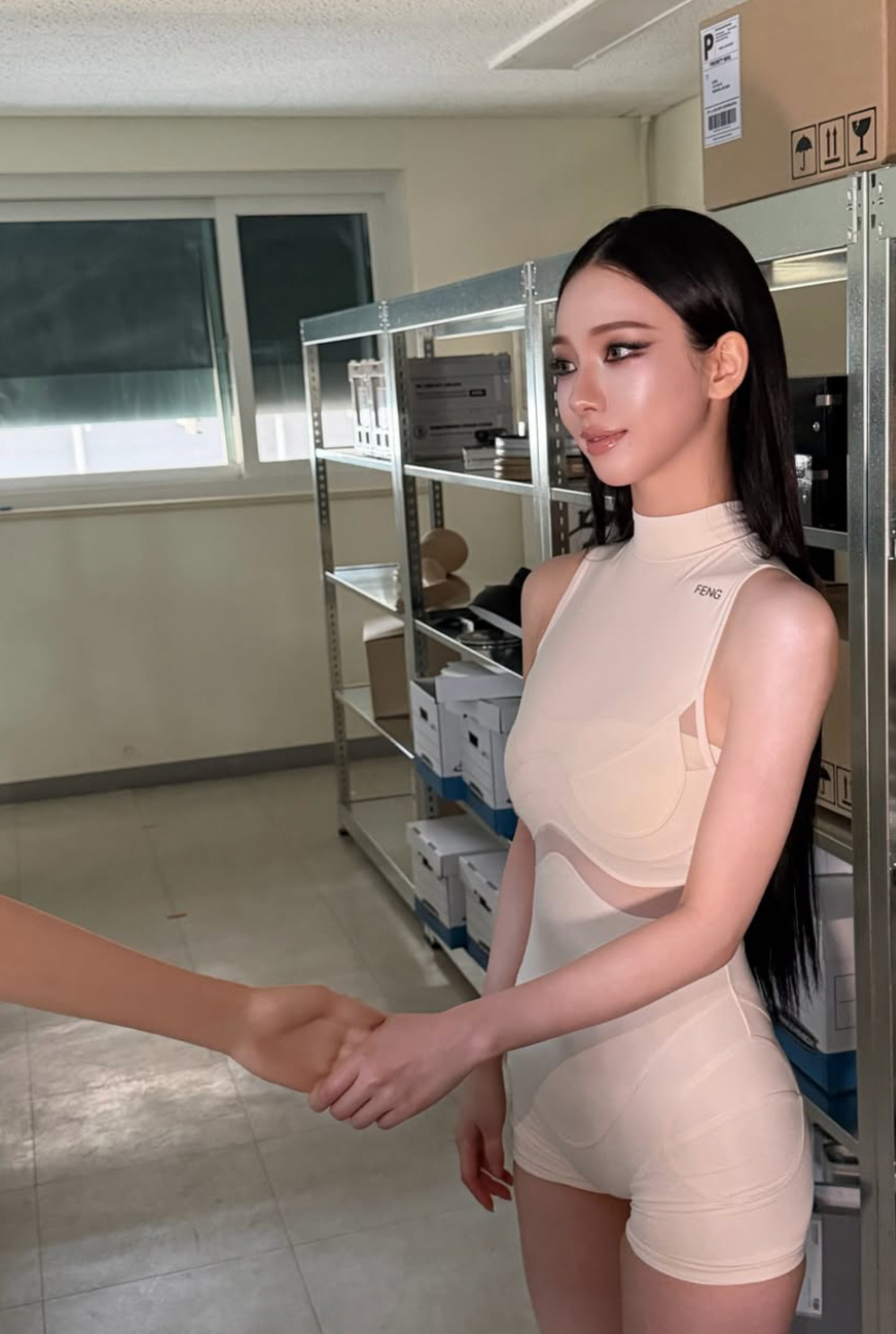 카리나, 마네킹과 '몸매 대결'서 압승..딱붙는 바디수트 완벽 소화