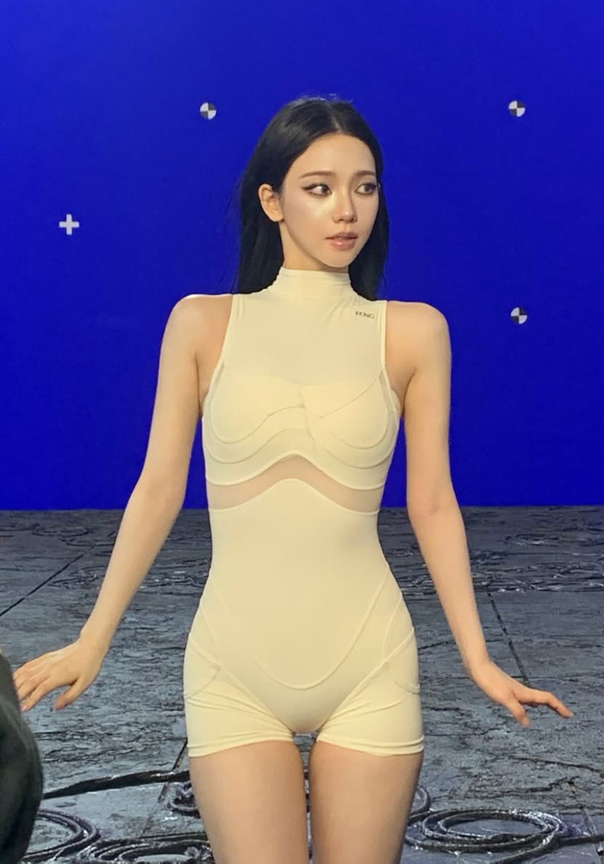 카리나, 마네킹과 '몸매 대결'서 압승..딱붙는 바디수트 완벽 소화