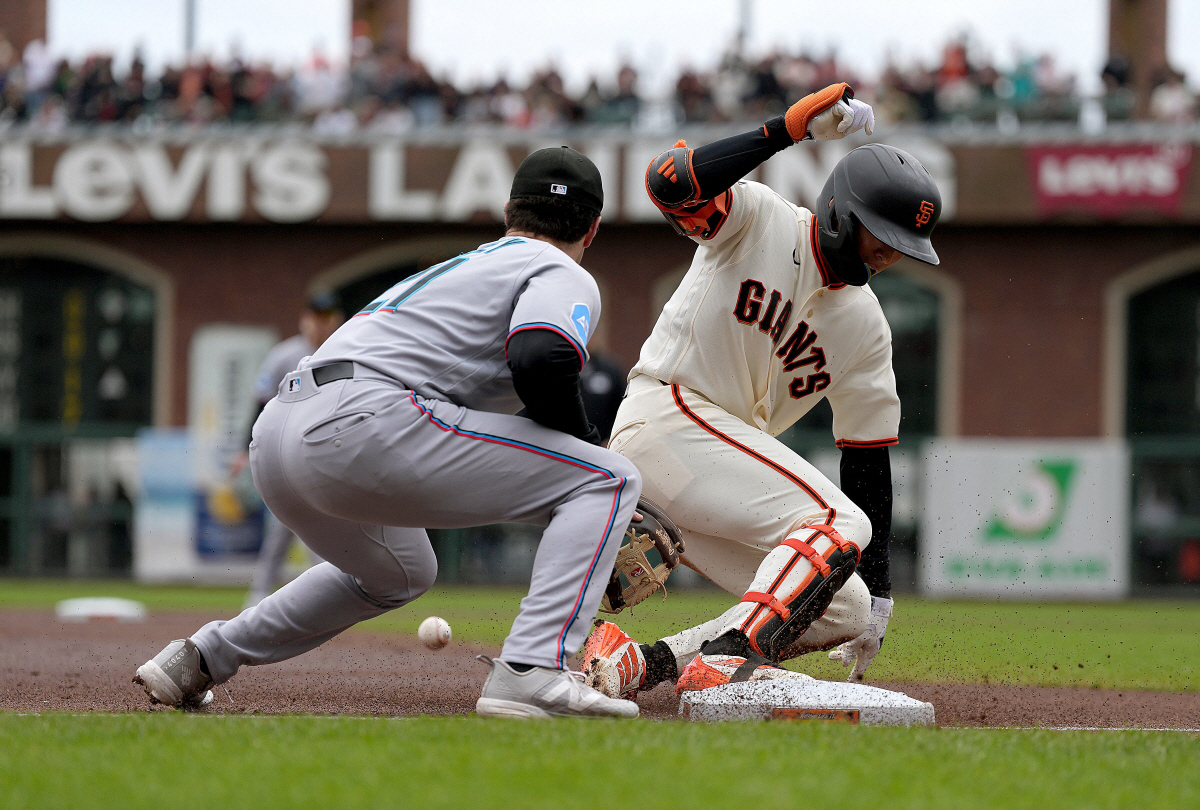 이정후가 3루타르를 치고 베이스에 안착하고 있다. AFP연합뉴스