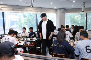 "표정 들키지 마" 사이영상 2위 괜히 했겠나…"프로에서 만나자" 류현진이 뿌린 '미래의 씨앗'