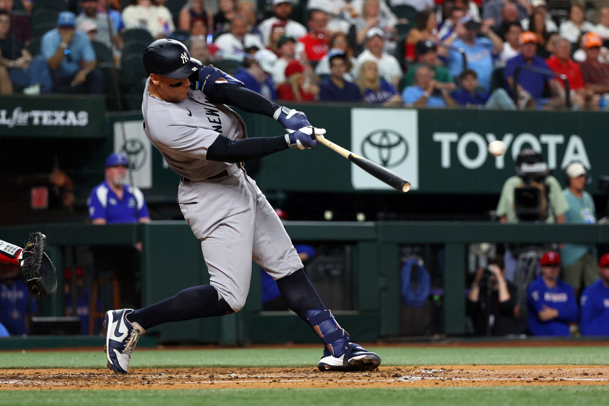 애런 저지가 3회초 텍사스 선발 잭 라이터의 한복판 직구를 잡아당기고 있다. AFP연합뉴스