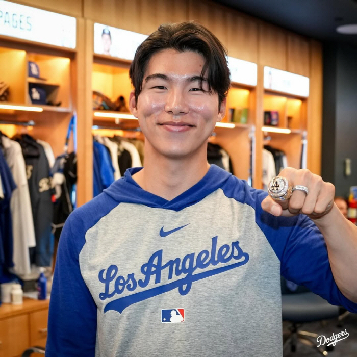 김혜성 드디어 받았다! 다이아몬드 86개로 새겨진 '월드 챔피언' 다저스 우승반지…로버츠 감독 직접 전달 → 함박 미소