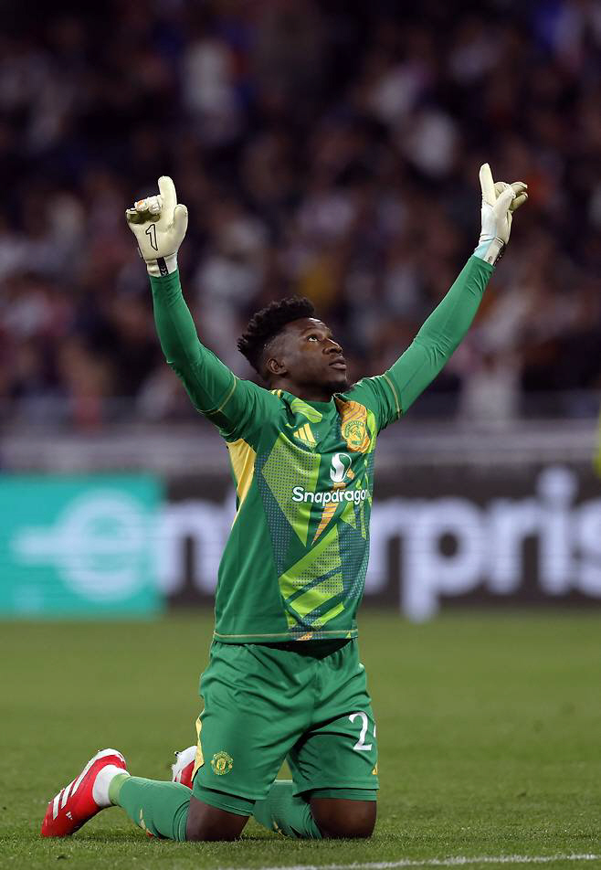 'UCL 복귀 임박' 맨유, 어쩌면 더 행복할 수도 있는 소식...튀르키예 떠난 '최악의 골키퍼', 회장이 공개 구애 "제발 남아줘"