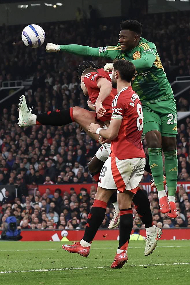 'UCL 복귀 임박' 맨유, 어쩌면 더 행복할 수도 있는 소식...튀르키예 떠난 '최악의 골키퍼', 회장이 공개 구애 "제발 남아줘"