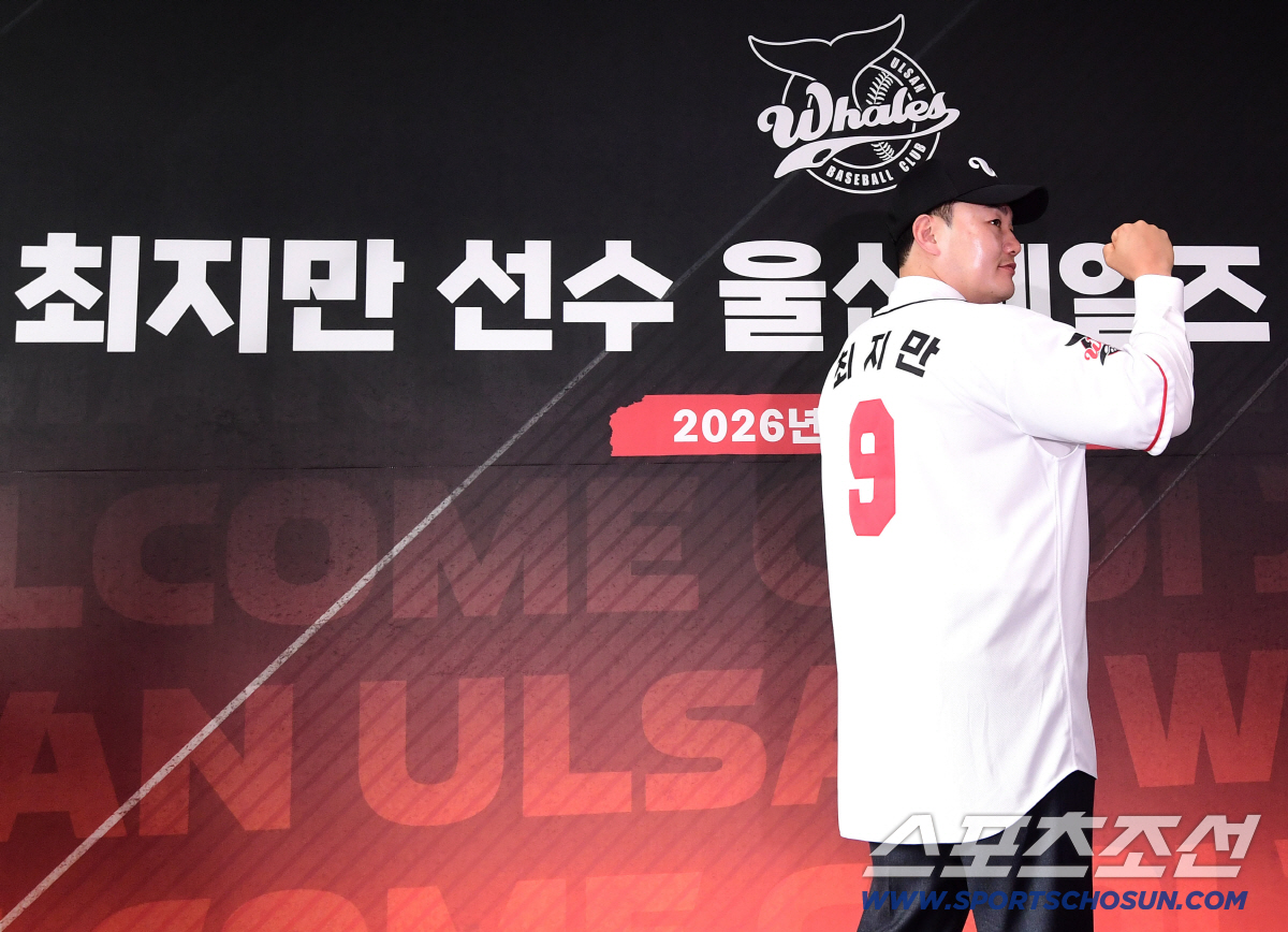 27일 울산 문수야구장에서 최지만 울산 웨일즈 입단식이 열렸다. 울산 유니폼 임고 포즈를 취하고 있는 최지만. 울산=송정헌 기자 songs@sportschosun.com/2026.04.27/