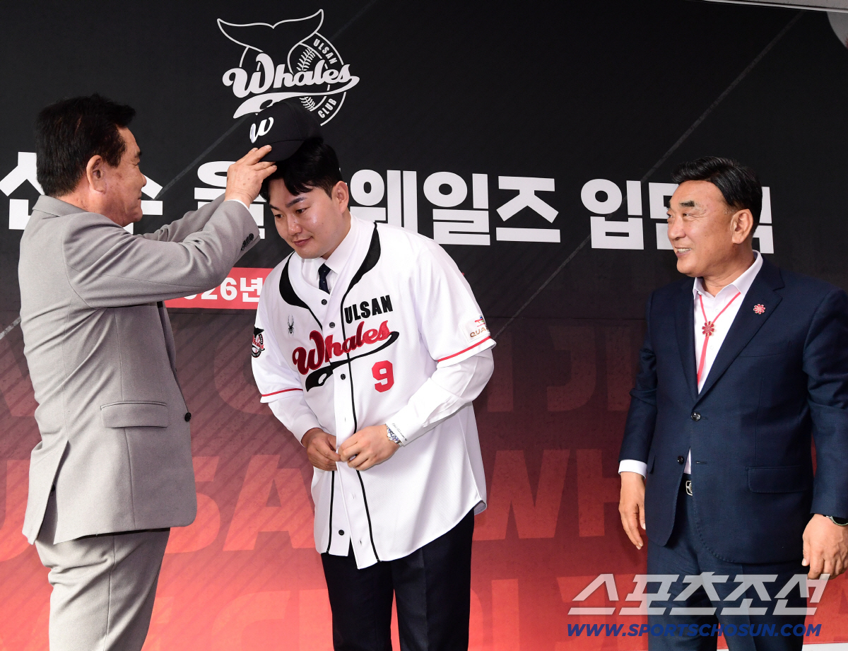 27일 울산 문수야구장에서 최지만 울산 웨일즈 입단식이 열렸다. 울산 유니폼을 착용하고 있는 최지만. 울산=송정헌 기자 songs@sportschosun.com/2026.04.27/