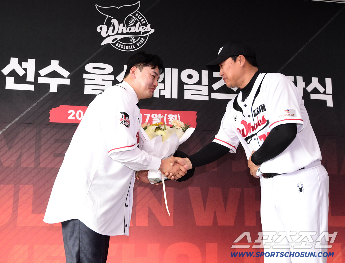 27일 울산 문수야구장에서 최지만 울산 웨일즈 입단식이 열렸다. 울산 장원진 감독의 축하를 받고 있는 최지만. 울산=송정헌 기자 songs@sportschosun.com/2026.04.27/