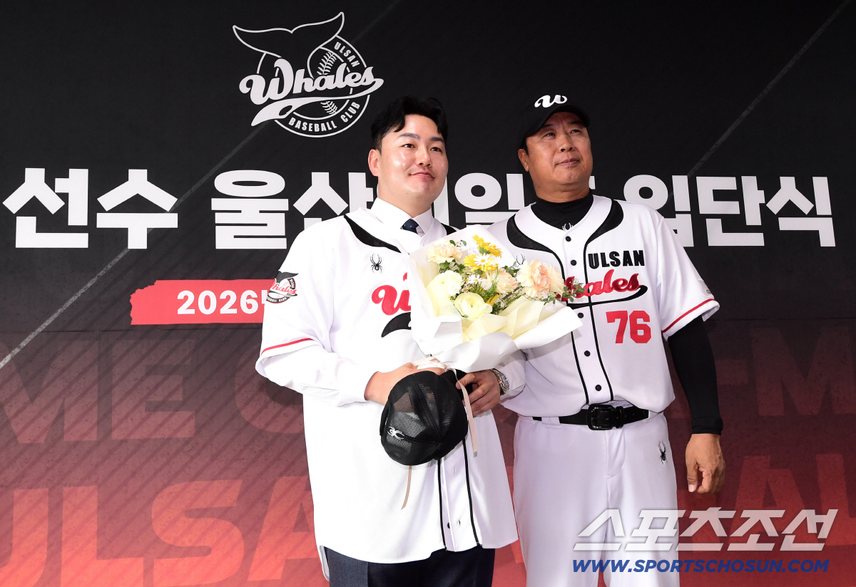 27일 울산 문수야구장에서 최지만 울산 웨일즈 입단식이 열렸다. 울산 장원진 감독과 함께 포즈를 취하고 있는 최지만. 울산=송정헌 기자 songs@sportschosun.com/2026.04.27/