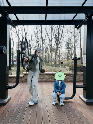 손예진, 4살 子와 커플룩 입고 공원 데이트..♥현빈 또 반할 투샷