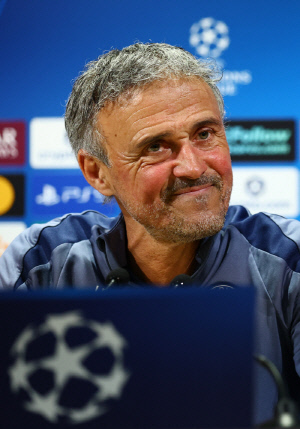 'EPL 이적 고민' 이강인 앞에 등장한 맨체스터 유나이티드...역대급 변수 '엔리케 감독 간절히 원해'