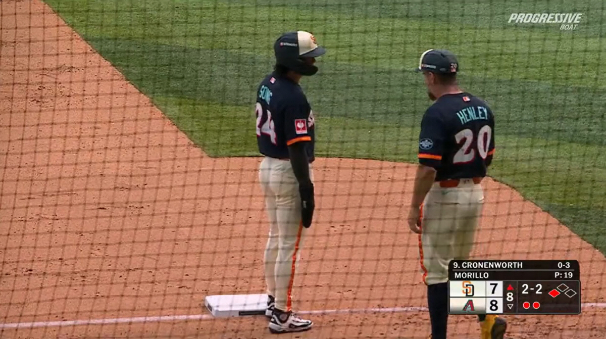 샌디에이고 파드리스 송성문이 8회초 2루 대주자로 나간 뒤 상대 투수의 폭투로 3루에 안착해 밥 헨리 3루코치의 이야기를 듣고 있다. 사진=MLB.TV 캡처