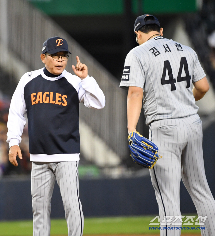 "건강이 좋지 않아서" 팀 ERA 꼴찌 한화, 투수코치 감독 면담 후 말소