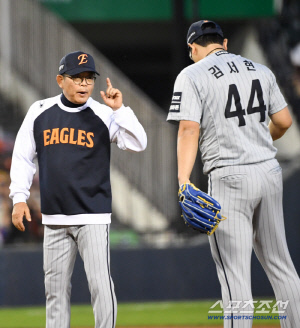 "건강이 좋지 않아서" 팀 ERA 꼴찌 한화, 투수코치 감독 면담 후 말소[대전 현장]