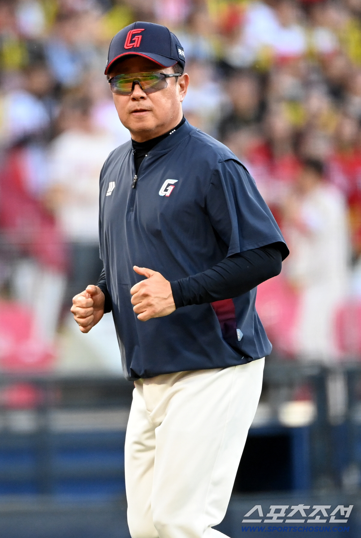 25일 광주KIA챔피언스필드에서 열린 롯데와 KIA의 경기. 5회말 김태형 감독이 마운드에 올라와 박세웅에게 이야기를 한 뒤 돌아서고 있다. 광주=허상욱 기자 wook@sportschosun.com/2026.04.25/
