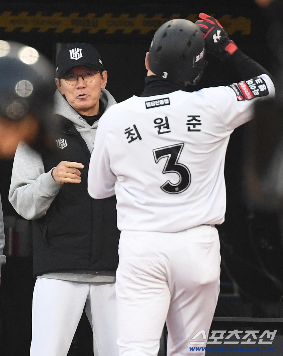 17일 수원 케이티위즈파크에서 열린 KT와 키움의 경기. 1회말 김상수의 안타 때 득점에 성공한 최원준. 수원=송정헌 기자 songs@sportschosun.com/2026.04.17/