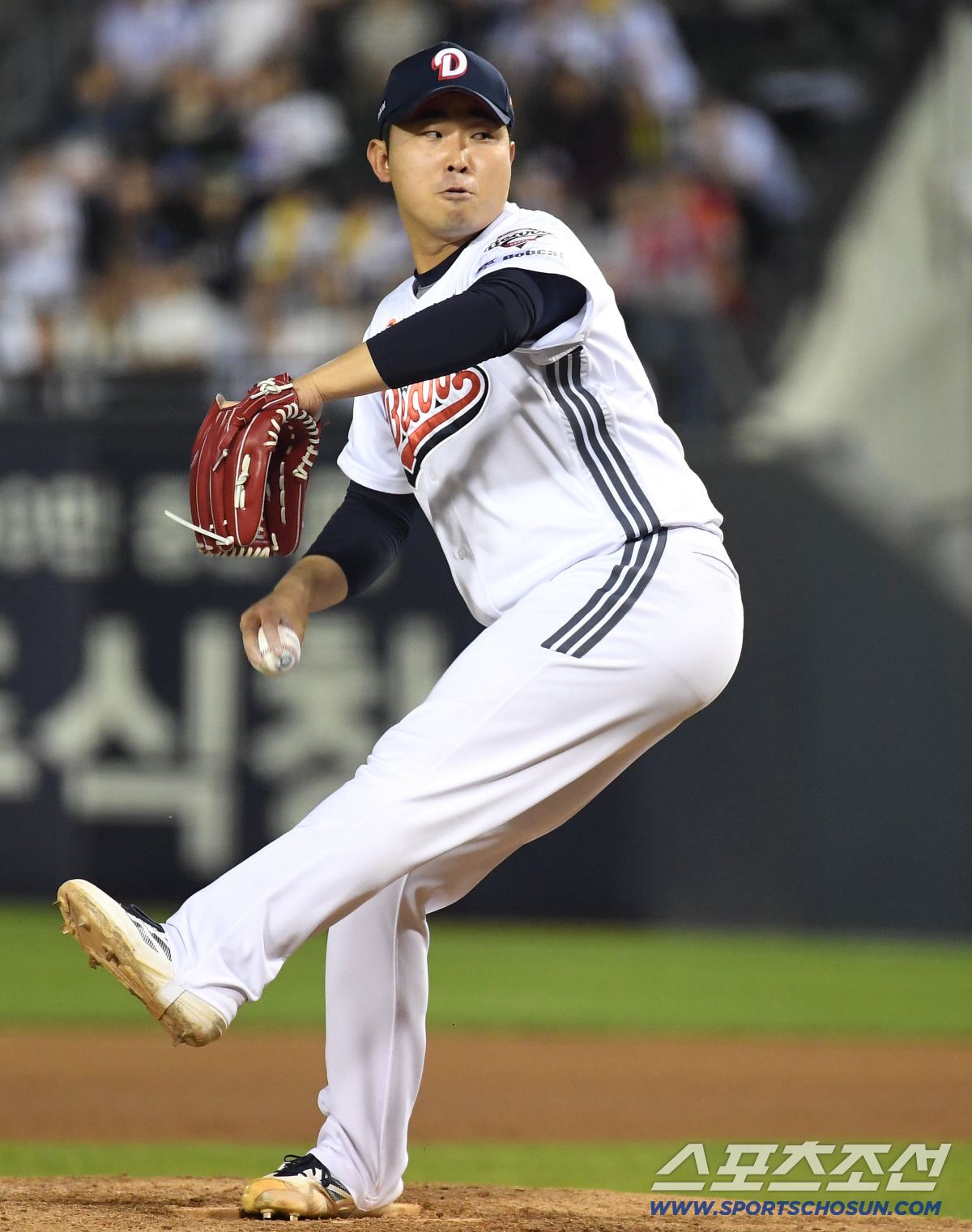 24일 잠실야구장에서 열린 LG와 두산의 경기. 투구하고 있는 두산 김정우. 잠실=송정헌 기자 songs@sportschosun.com/2026.04.24/