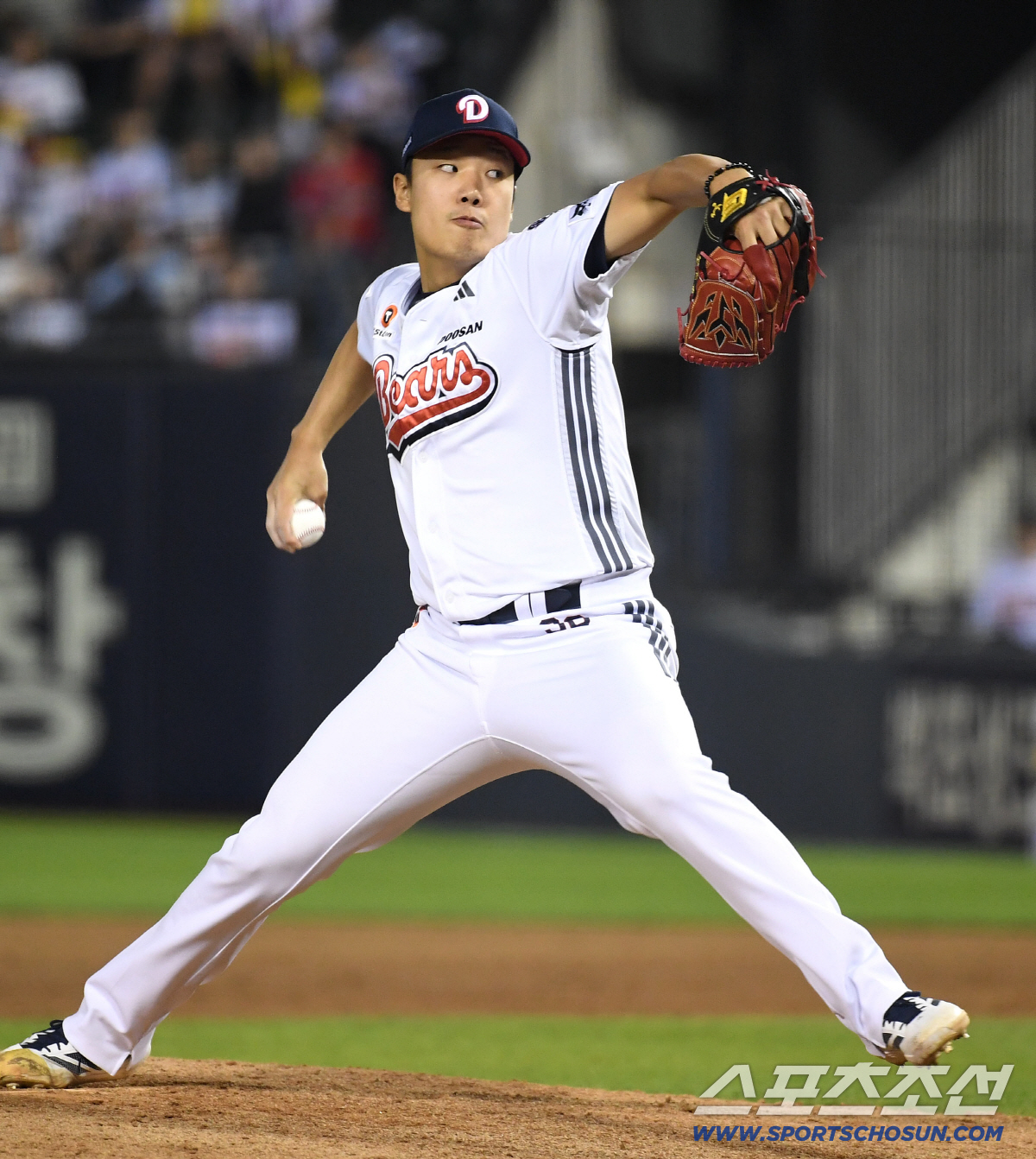 24일 잠실야구장에서 열린 LG와 두산의 경기. 투구하고 있는 두산 양재훈. 잠실=송정헌 기자 songs@sportschosun.com/2026.04.24/