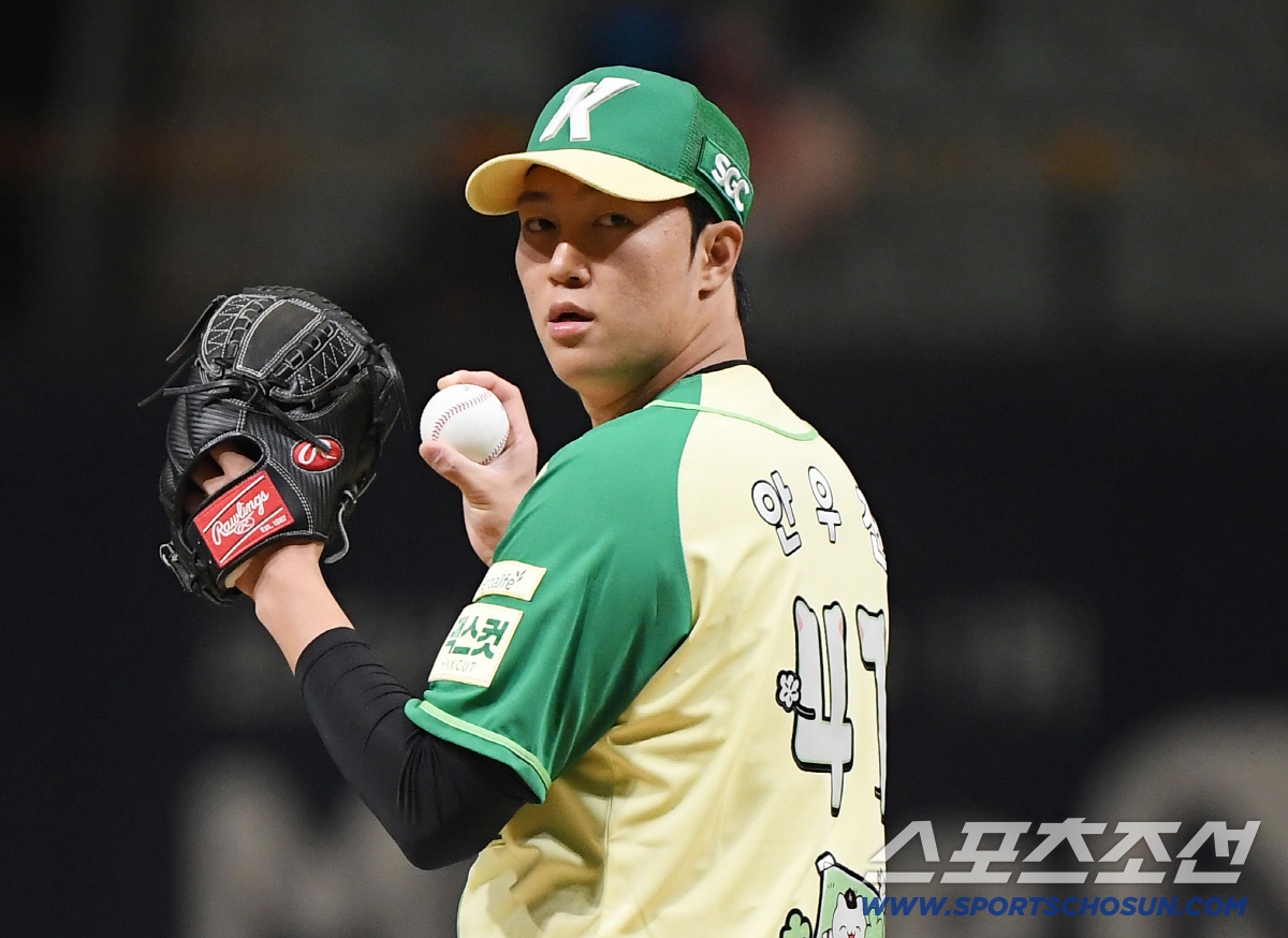 12일 서울 고척스카이돔에서 열린 롯데-키움전. 부상에서 복귀한 안우진이 선발로 등판해 투구하고 있다. 정재근 기자 cjg@sportschosun.com/2026.4.12/