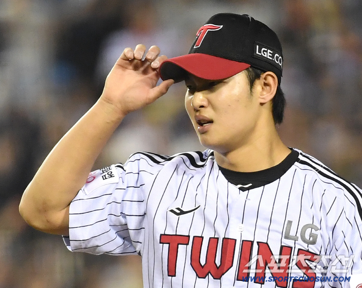 15일 잠실구장에서 열린 LG와 롯데의 주중 3연전 두 번째 경기. 8회초 등판, 한태양에게 볼넷을 허용한 LG 김영우. 잠실=송정헌 기자 songs@sportschosun.com/2026.04.15/