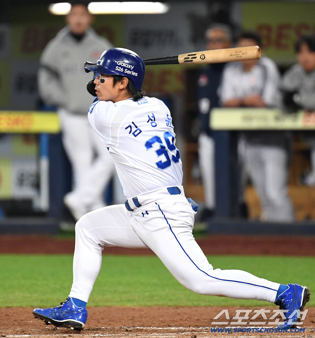 1일 대구 삼성라이온즈파크에서 열린 삼성과 두산의 경기. 4회말 2타점 2루타 날리고 있는 삼성 김성윤. 대구=송정헌 기자 songs@sportschosun.com/2026.04.01/