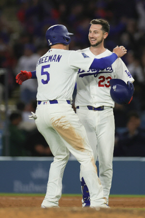 '극강의 내향인' 드디어 웃었다, 프리먼이 포옹하자 그제야 환한 미소...이적 후 첫 끝내기 안타