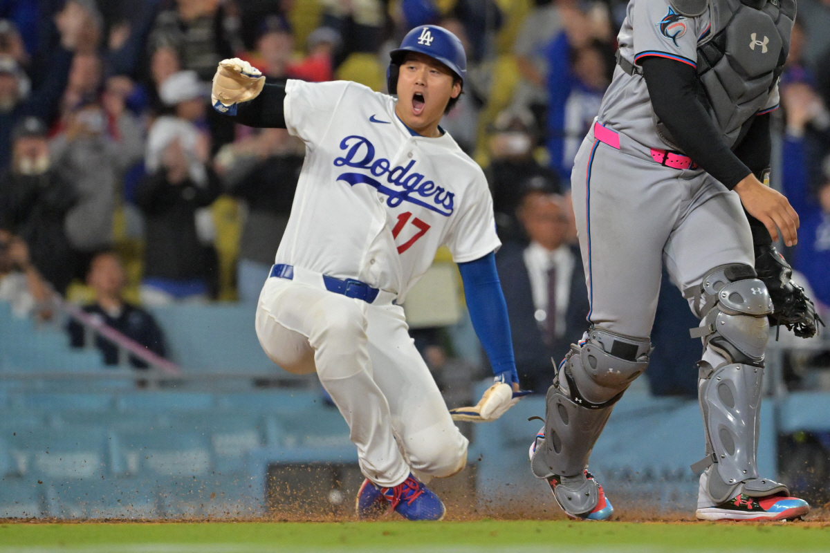 오타니가 9회말 카일 터커의 중전안타 때 홈으로 슬라이딩해 끝내기 득점을 올리고 있다. Imagn Images연합뉴스